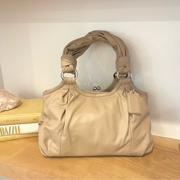 Coach Handbags - Vintage Coach Parker Cream Tan Beige Leather Kisslock Chunky Straps Hobo Purse